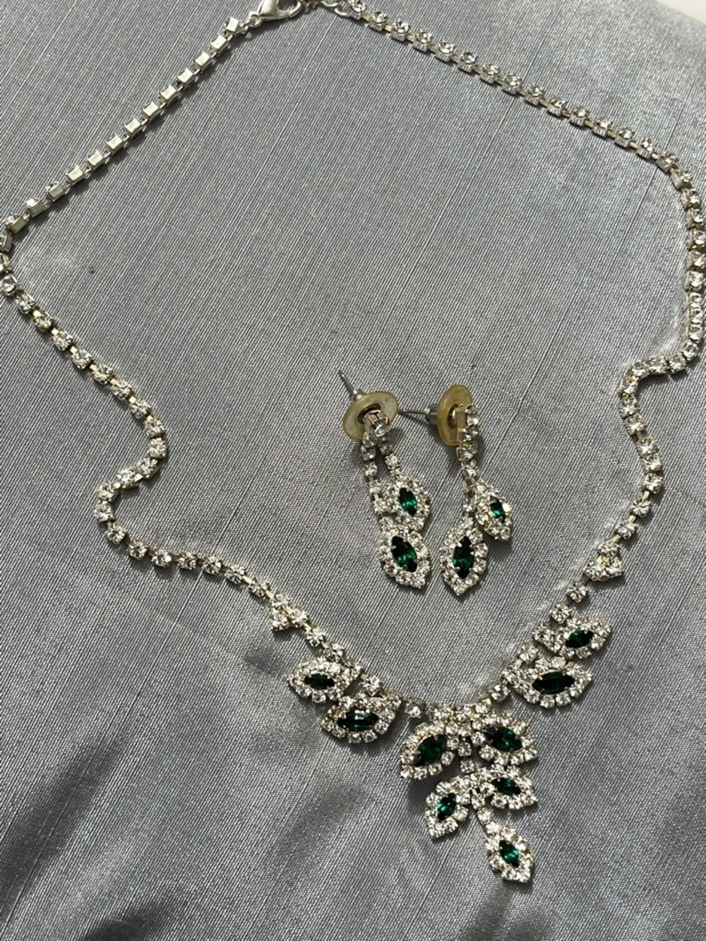 Elegant Necklace and Earring Set Green Crystal - Picture 4 of 11